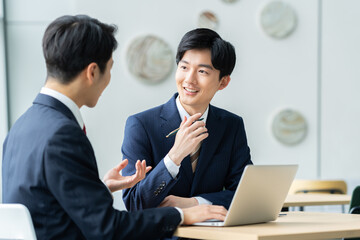 打ち合わせをするビジネスマン 撮影協力:スカパー東京メディアセンター
