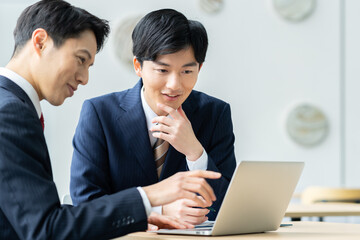 打ち合わせをするビジネスマン　撮影協力:スカパー東京メディアセンター