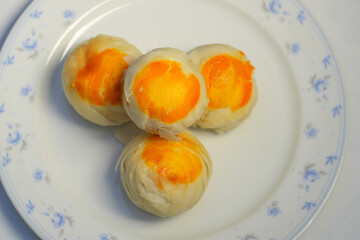 A snack that Thai people like to eat is called Popiah. Inside is a filling of beans and salted eggs.