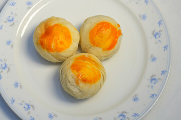 A snack that Thai people like to eat is called Popiah. Inside is a filling of beans and salted eggs.