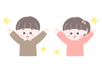 両手を上げて喜ぶ小さな日本人の男の子と女の子