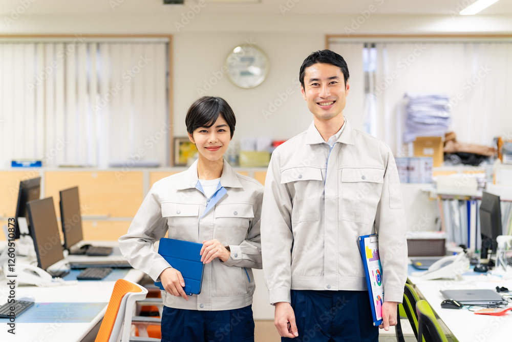 Fototapete 作業員、会社員、スタッフ、オフィス、エンジニア、工務店、建築、建設、工場、バックオフィス、仕事、求人、採用、笑顔、男性、女性、日本人、同僚、チームワーク、元気、やる気、ビジネス、ビジネスパーソン、作業服、ゼネコン、中小企業、産業、人材、働く、労働者、雇用、経営、夫婦、サポート、支援、融資、零細、カメラ目線、ポジティブ、ビジネスマン、点検、メンテナンス、検査、修理、保守、事務所、設計、工事、業者、人