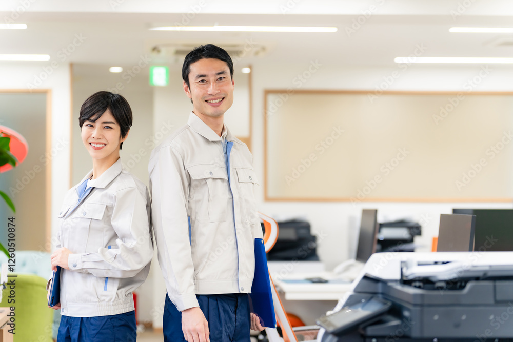 Fototapete 作業員、会社員、スタッフ、オフィス、エンジニア、工務店、建築、建設、工場、バックオフィス、仕事、求人、採用、笑顔、男性、女性、日本人、同僚、チームワーク、元気、やる気、ビジネス、ビジネスパーソン、作業服、ゼネコン、中小企業、産業、人材、働く、労働者、雇用、経営、夫婦、サポート、支援、融資、零細、カメラ目線、ポジティブ、ビジネスマン、点検、メンテナンス、検査、修理、保守、事務所、設計、工事、業者、人