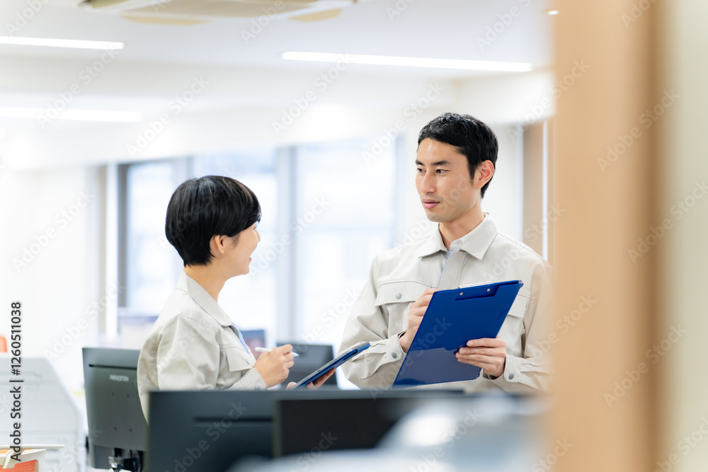 Aufkleber ビジネス、男性、会社員、工場、ビジネスマン、作業員、作業服、オフィス、打ち合わせ、ミーティング、会話、指示、上司、部下、日本人、女性、従業員、スタッフ、バックオフィス、産業、エンジニア、技術者、技師、