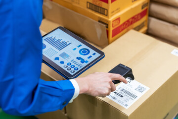 バーコードリーダー、物流、倉庫、タブレット、バーコード、QRコード、在庫、管理、スキャン、テック、テクノロジー、製品、工場、RFID、IDタグ、読み取り、リーダー、エレクトロニクス、DX、デジタル、デジタルトランスフォーメーション、無線、画面、読み込み、棚卸し、ダンボール、荷物、ロジスティクス、配送センター、作業員、エンジニア、点検、流通、物流センター、ボディパーツ、運送、運輸、宅配、出荷、作業、