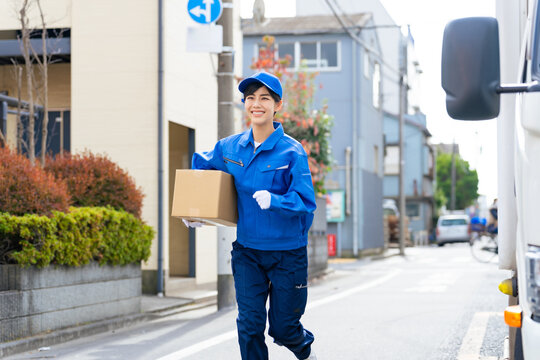 配達、トラック、女性、配送、走る、セールスドライバー、ラストワンマイル、配達員、運送、急ぐ、ダッシュ、宅急便、宅配便、スピード、届ける、宅配、段ボール、荷物、ダンボール、お急ぎ便、郵便、運転手、ドライバー、引越し、日本人、ユニフォーム、道路、交通、仕事、チャレンジ、挑戦、忙しい、笑顔、アルバイト、業者、集荷、運ぶ、物流、ロジスティクス、センター、流通、運送業、作業員、働く、ビジネス、やりがい、デリ