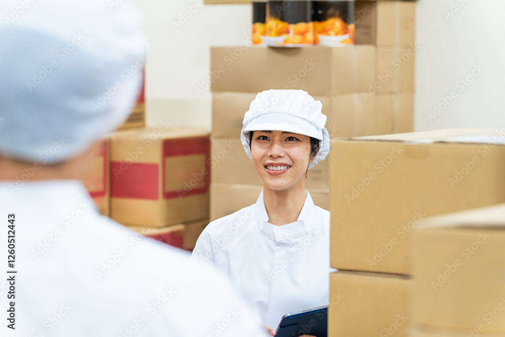 Poster 倉庫、食品、女性、仕事、白衣、衛生、包装、食材、市場、在庫、管理、棚卸し、笑顔、衛生服、クリーンルーム、アルバイト、パート、段ボール、荷物、商品、卸売業、チームワーク、求人、採用、物流、ロジスティクス、働く、研修、帽子、集配、物流センター、ピッキング、配達、宅配、ネットスーパー、スーパーマーケット、バックヤード、作業員、調理師、スタッフ、青果、梱包、箱詰め、アセンブリ、品出し、コンビニ、作業、ポジ