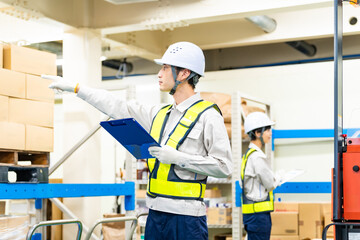 点検、工場、倉庫、作業員、男性、安全、メンテナンス、従業員、指さし、確認、日本人、チェック、機械、機器、目視、修理、作業服、管理、品質、事故防止、仕事、屋内、作業、労働者、監査、ヘルメット、棚卸し、在庫、チェックリスト、書類、測量、工事、現場、建設、物流、ロジスティクス、配送、センター、運送、定期点検、保守、検査、働く、安全ベスト、製造業、技師、技術者、エンジニア、産業、人物