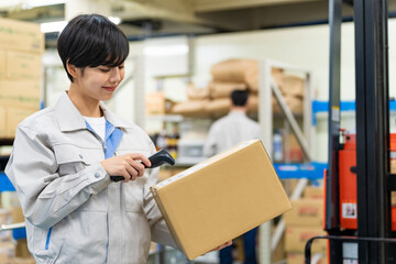ハンディターミナル、物流、倉庫、タブレット、バーコード、QRコード、在庫、管理、スキャン、テック、テクノロジー、製品、工場、RFID、IDタグ、読み取り、リーダー、エレクトロニクス、DX、デジタル、デジタルトランスフォーメーション、無線、読み込み、棚卸し、バーコードリーダー、ダンボール、荷物、ロジスティクス、配送センター、作業員、流通、物流センター、運送、宅配、出荷、作業、追跡、トレーサビリティ、