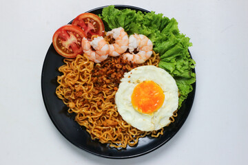 Delicious Spicy Noodles with Shrimp, Egg, and Tomato