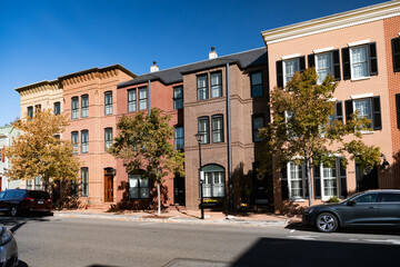 Obraz premium The facade of a modern brick townhouse in Alexandria Virginia.