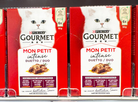 Purina gourmet cat food packaging mon petit intense duetto duo display