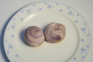 A snack that Thai people like to eat is called Popiah, which is purple in color and has taro filling inside.