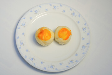 A snack that Thai people like to eat is called Popiah. Inside is a filling of beans and salted eggs.