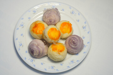 A snack that Thai people like to eat is called Popiah. In the picture, there are 2 fillings: taro and salted egg bean.