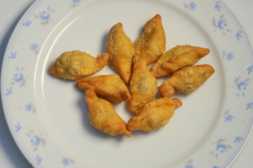 One of the snacks that Thai people like to eat is crispy fried fish snacks.