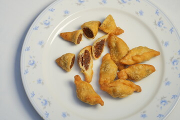 One of the snacks that Thai people like to eat is crispy fried fish snacks.