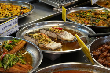 The food that Thai people like to eat is large pieces of sea bass steamed in soy sauce.