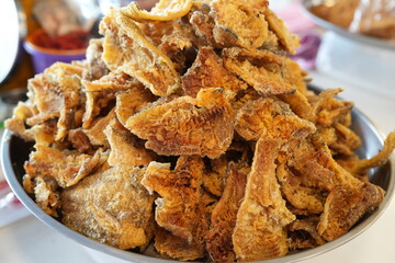 Cut the gourami into pieces and deep-fry until crispy.