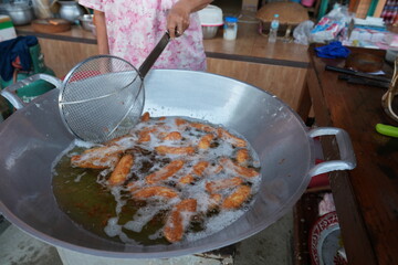 There are many kinds of fruit in Thailand. The one that Thai people like to eat is called 