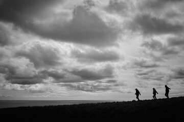 Fototapeta premium Persona caminando en el horizonte en blanco y negro.