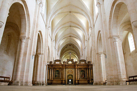 Kirchenschiff der Abtei Pontigny, Innenansicht, Burgund, Frankreich