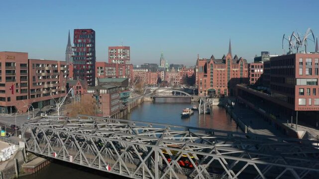 Hamburg Speicherstadt mit Hafenmuseum und Rathaus aus der Luft