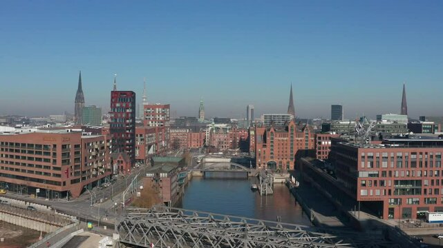 Hamburg Speicherstadt mit Hafenmuseum und Rathaus aus der Luft