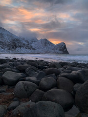 Sonnenuntergang in einer Bucht im Winter auf den Lofoten 