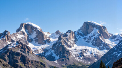 Obraz premium Snow-capped mountain peaks under a clear blue sky