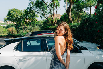 Naklejka premium Luxury on the go: a confident woman in relaxed elegance, blending automotive lifestyle with modern fashion aesthetics