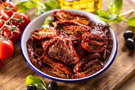 Sun-dried tomatoes marinated in olive oil - Powered by Adobe