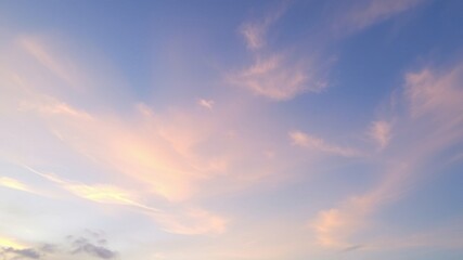 Obraz premium Pastel Evening Sky with Delicate Cloud Formations