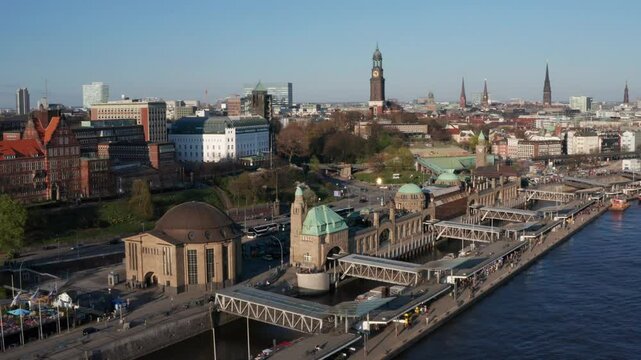 Elbe mit Landungsbr&uuml;cken am Hafen in Hamburg Luftaufnahmen