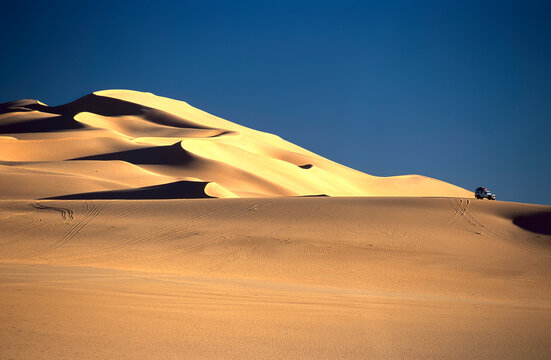 sand dunes in the sahara desert