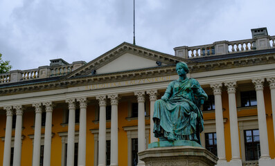 Fototapeta premium An impressive building with columns and a statue creates grandeur