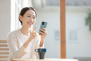 スマホを操作する女性