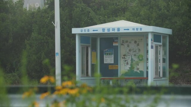 녹지로 둘러싸인 시골 마을의 버스 정류장