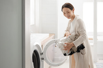 洗濯をする女性