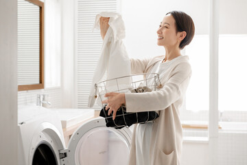 洗濯をする女性