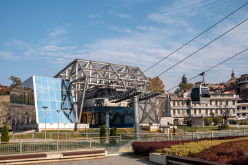 Moderne Seilbahnstation in Tbilissi