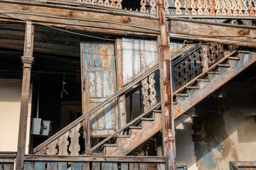 Detailaufnahme einer alten Holztreppe in Tbilissi