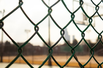 운동장 앞으로 세워진 철조망의 모습