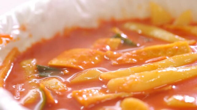 매콤한 짬뽕라면과 바삭한 돼지고기 탕수육