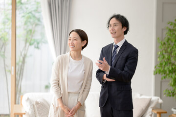 部屋を案内する女性と営業マン