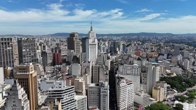 Vis&atilde;o a&eacute;rea 4K dos pr&eacute;dios de S&atilde;o Paulo, com destaque para o ic&ocirc;nico Edif&iacute;cio Altino Arantes, ressaltando a impon&ecirc;ncia da arquitetura e o dinamismo da metr&oacute;pole brasileira