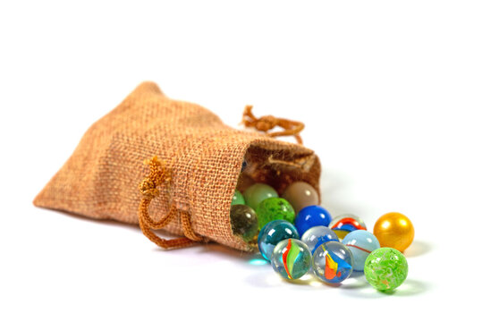 Bunte Glaskugeln im Jutesack