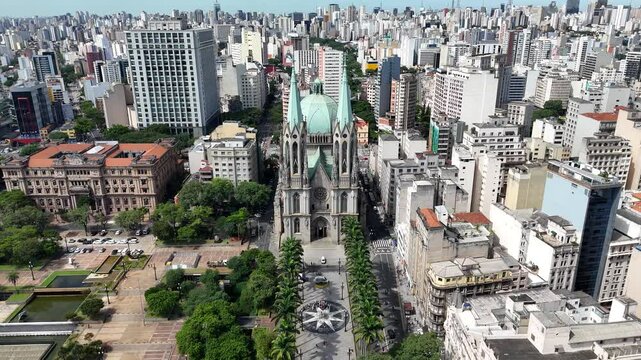 Vis&atilde;o a&eacute;rea da imponente Catedral da S&eacute;, no centro da cidade de S&atilde;o Paulo, destacando sua arquitetura g&oacute;tica e sua import&acirc;ncia hist&oacute;rica no cora&ccedil;&atilde;o da maior metr&oacute;pole brasileira