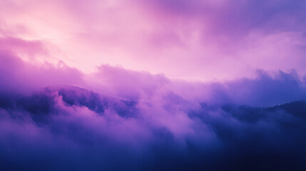 Obraz premium Serene twilight sky over misty mountains creates a calming atmosphere at dusk