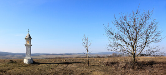 Ein typisches altes Wegkreuz in der Landschaft des niederösterreichischen Weinviertels